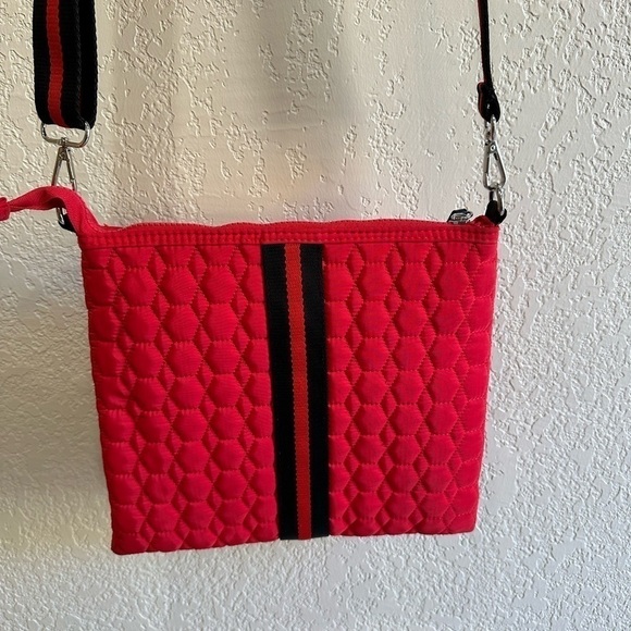 Flyte Quilted Messenger Crossbody Adjustable Strap Red Bag - Picture 4 of 7